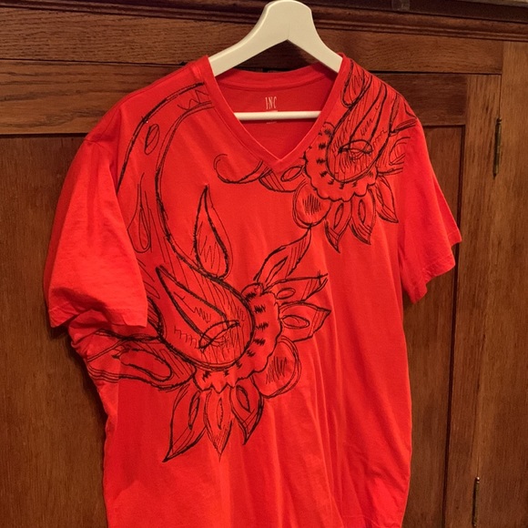 Men’s L red/orange tee with metallic black stitching on - Picture 3 of 3